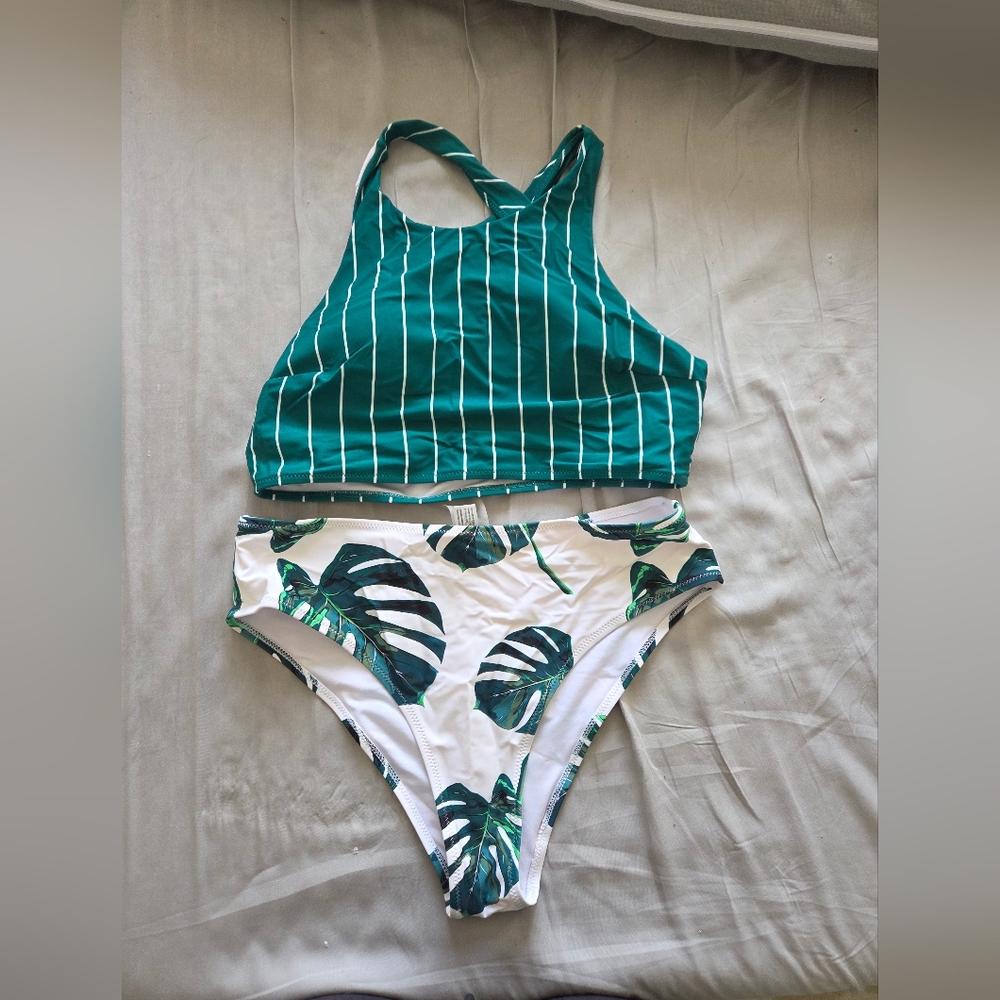 Cupshe Green and White Bikini Set